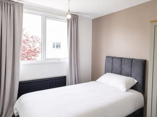Room for rent in Whinmoor, West Yorkshire