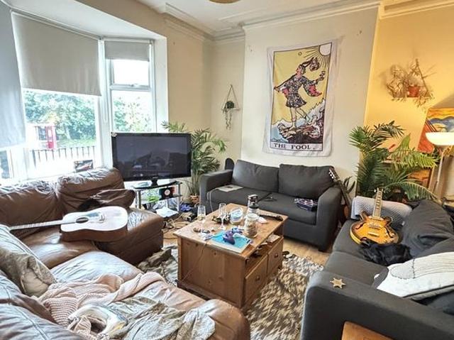 Room for rent in Hyde Park, West Yorkshire