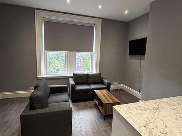 Room for rent in Hyde Park, West Yorkshire