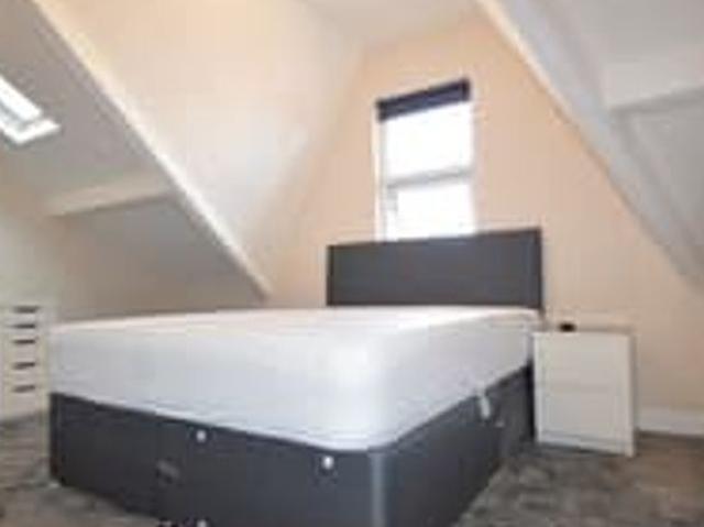 Room for rent in Hyde Park, West Yorkshire