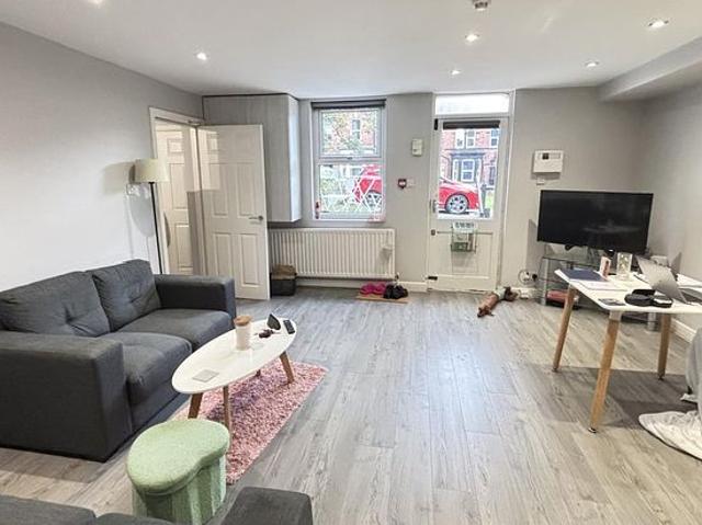 Room for rent in Hyde Park, West Yorkshire