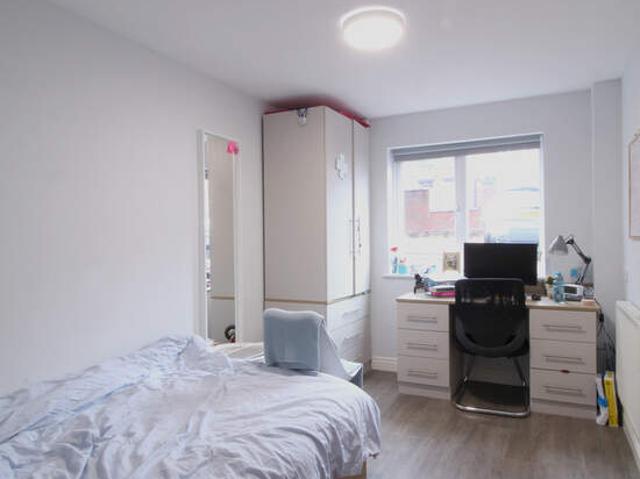 Room for rent in Hyde Park, West Yorkshire