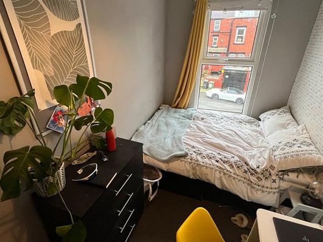 Room for rent in Hyde Park, West Yorkshire