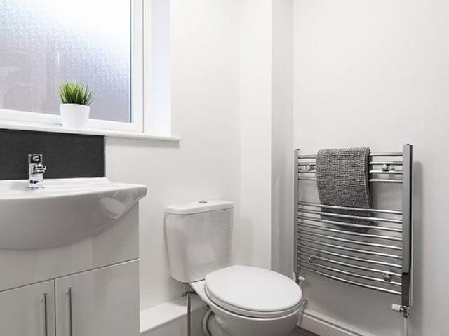 Room for rent in Hyde Park, West Yorkshire