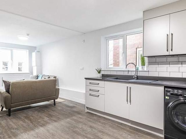 Room for rent in Hyde Park, West Yorkshire