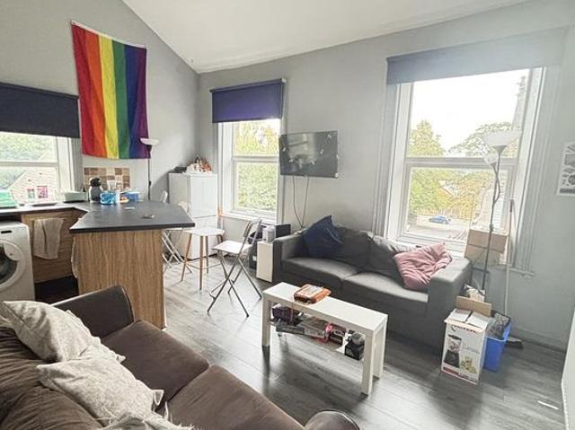 Room for rent in Hyde Park, West Yorkshire