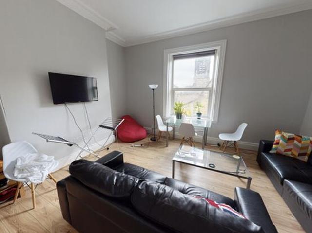Room for rent in Hyde Park, West Yorkshire