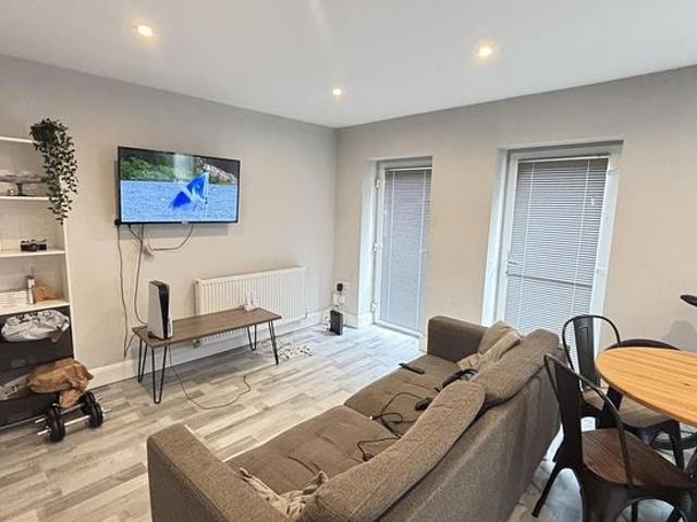 Room for rent in Hyde Park, West Yorkshire