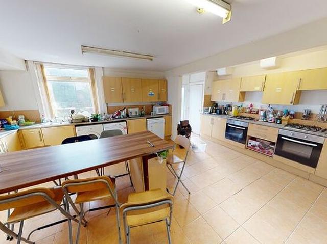 Room for rent in Hyde Park, West Yorkshire