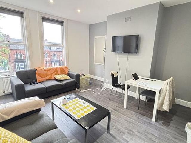 Room for rent in Hyde Park, West Yorkshire