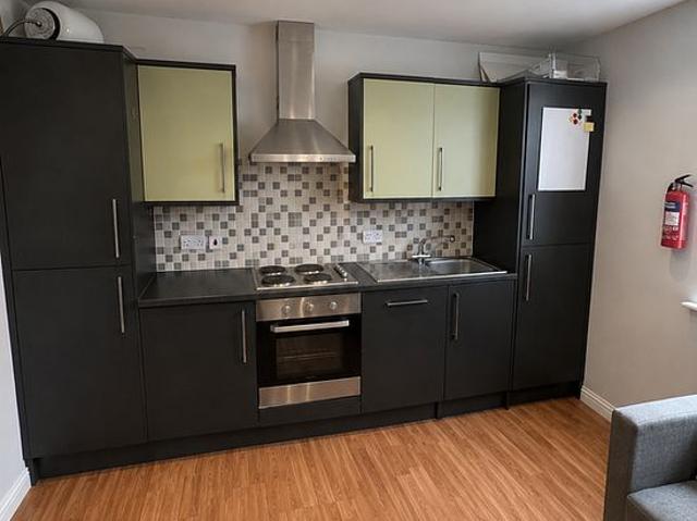 Room for rent in Hyde Park, West Yorkshire