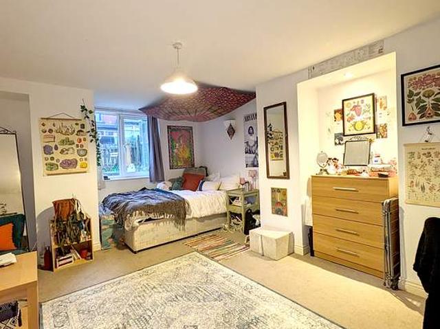 Room for rent in Burley, West Yorkshire