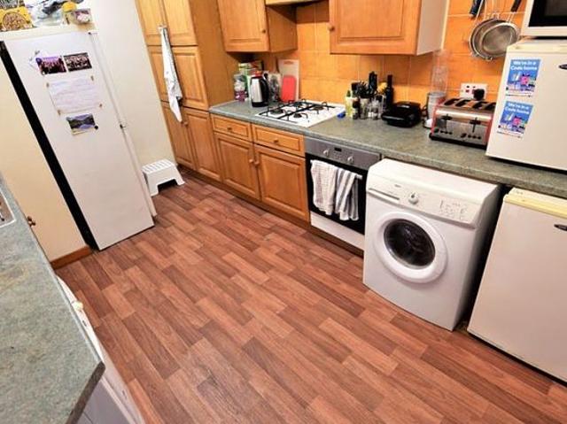 Room for rent in Hyde Park, West Yorkshire