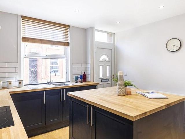 Room for rent in Hyde Park, West Yorkshire