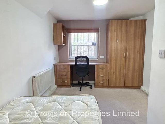 Room for rent in Hyde Park, West Yorkshire