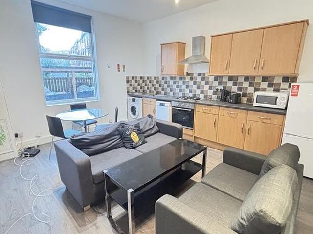 Room for rent in Hyde Park, West Yorkshire