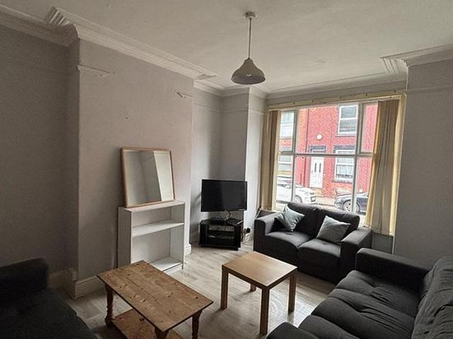 Room for rent in Hyde Park, West Yorkshire