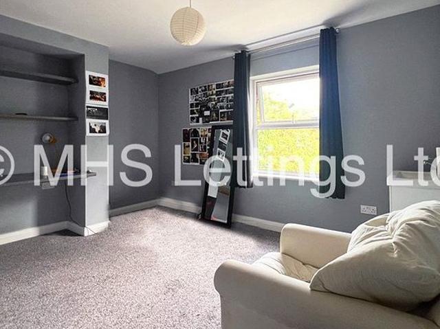 Room for rent in Hyde Park, West Yorkshire