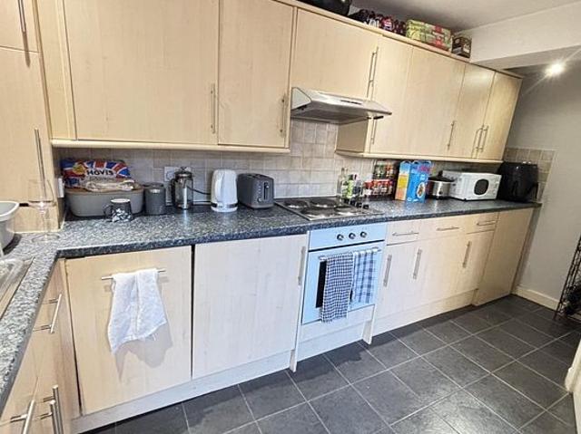Room for rent in Hyde Park, West Yorkshire