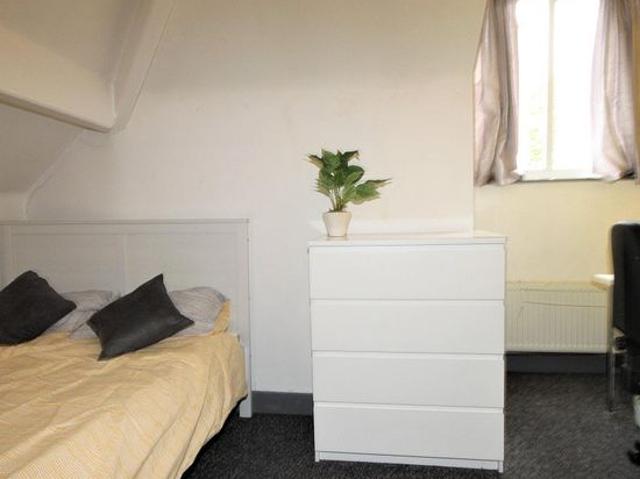 Room for rent in Hyde Park, West Yorkshire