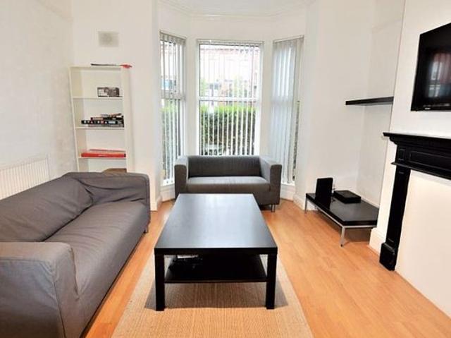 Room for rent in Hyde Park, West Yorkshire