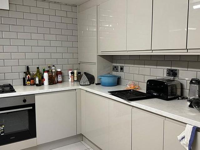 Room for rent in Hyde Park, West Yorkshire