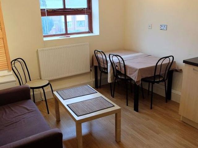 Room for rent in Hyde Park, West Yorkshire