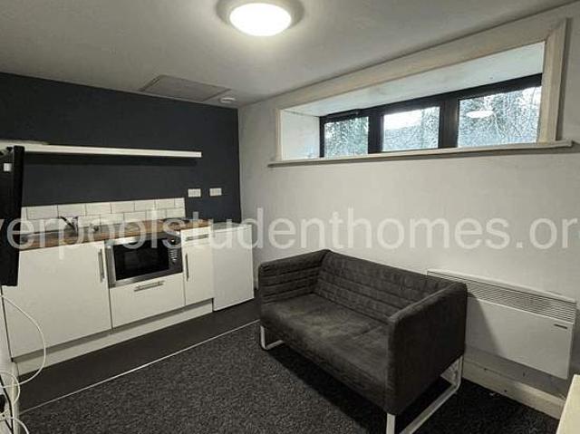 Room for rent in Kensington, Calderstones