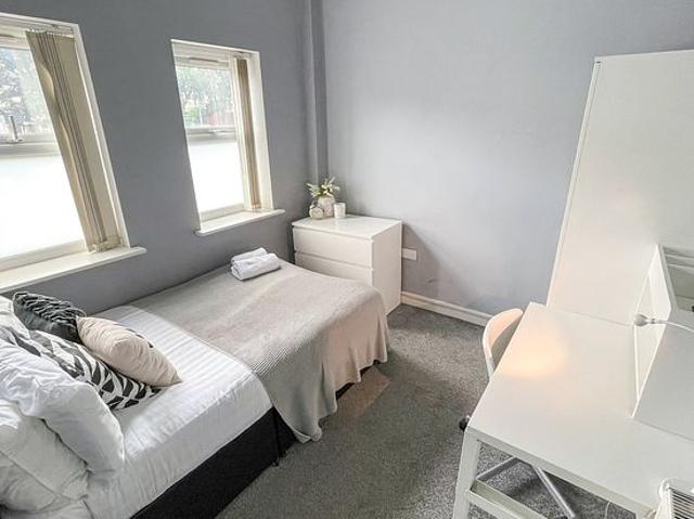 Room for rent in Fairfield, Calderstones