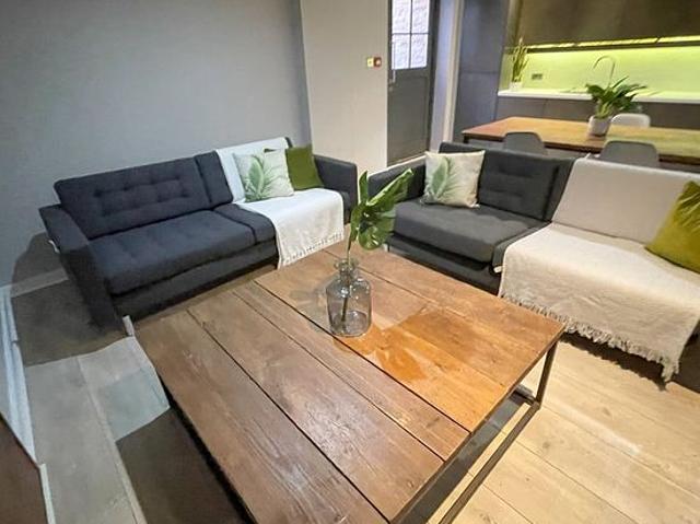 Room for rent in Chinatown, Calderstones