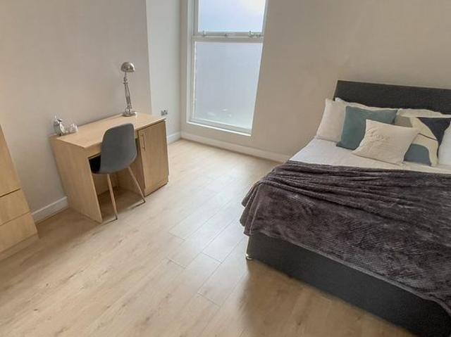 Room for rent in Elm Park, Calderstones