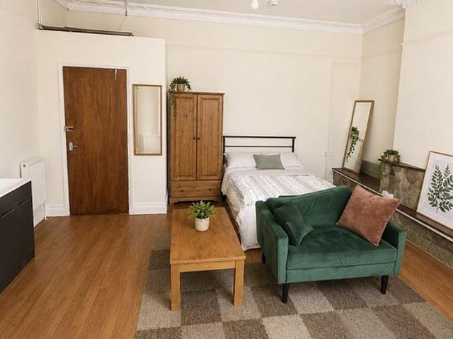 Room for rent in London Borough of Croydon, Selhurst