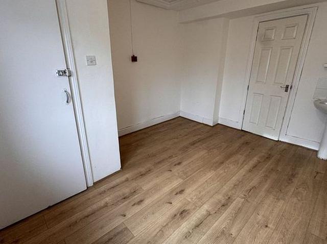 Room for rent in London Borough of Merton, Raynes Park