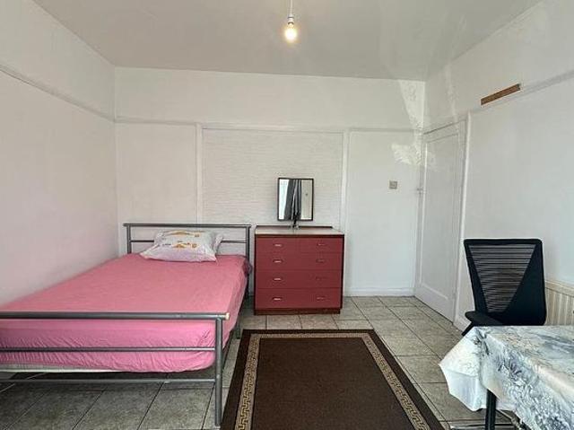 Room for rent in London Borough of Ealing, Greater London
