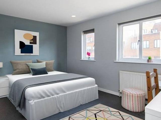 Room for rent in Brompton, Greater London