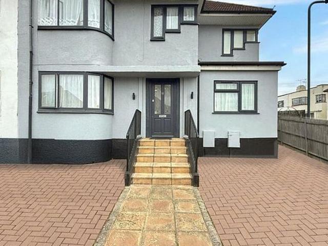 Room for rent in Kingsbury, Greater London