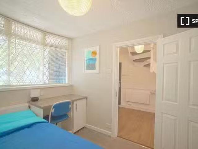 House for rent in Saint Matthias Estate, Cat Hill