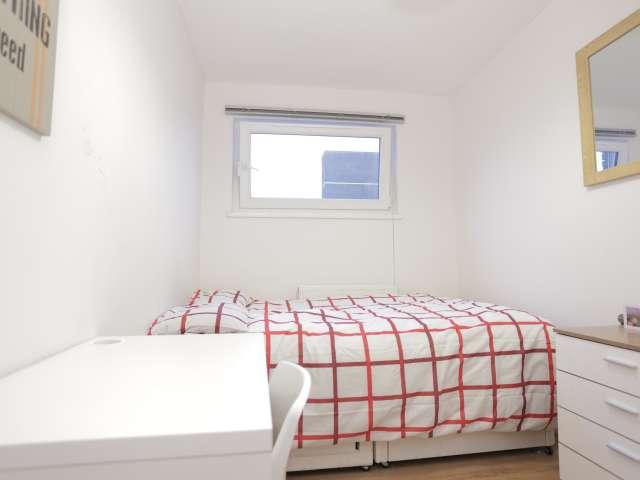 Room for rent in Ratcliffe, Greater London