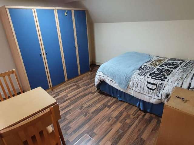 Room for rent in Cricklewood, Greater London