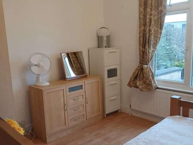 Room for rent in Thames View, Greater London