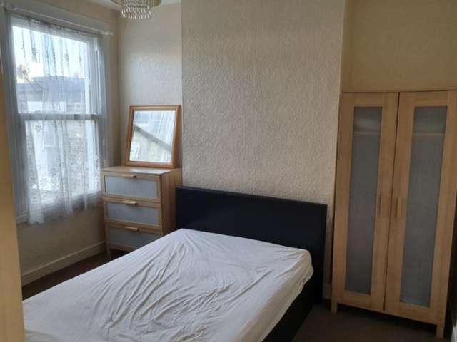 Room for rent in Brondesbury, Greater London