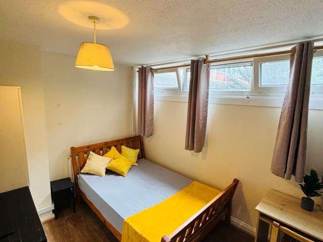Room for rent in York Road Estate, Greater London
