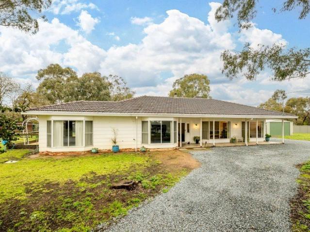 Cottage for sale in Kialla West, Victoria