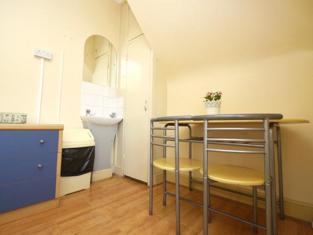 Room for rent in Mapesbury, Greater London