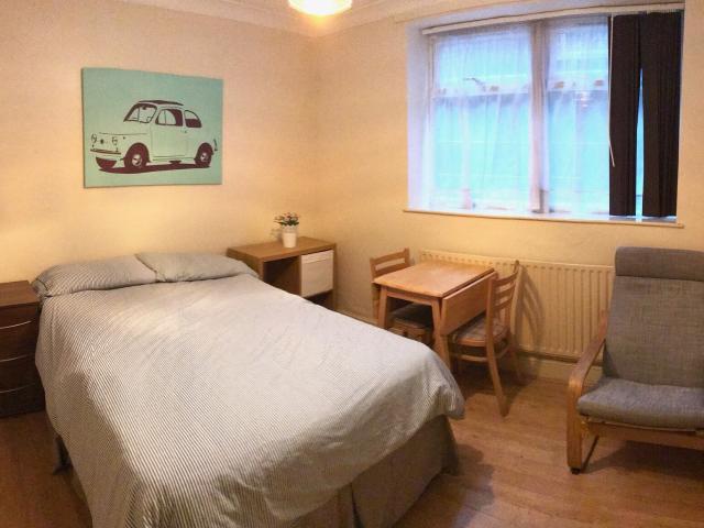 Room for rent in Mapesbury, Greater London