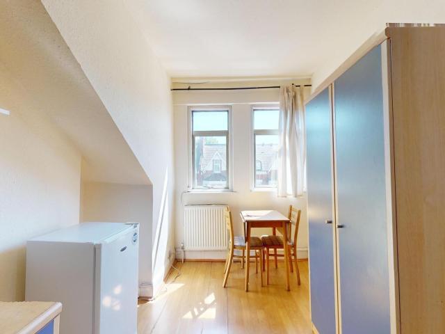 Room for rent in Cricklewood, Greater London