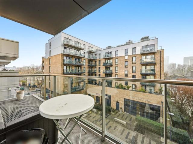 Room for rent in Poplar Grove, Greater London