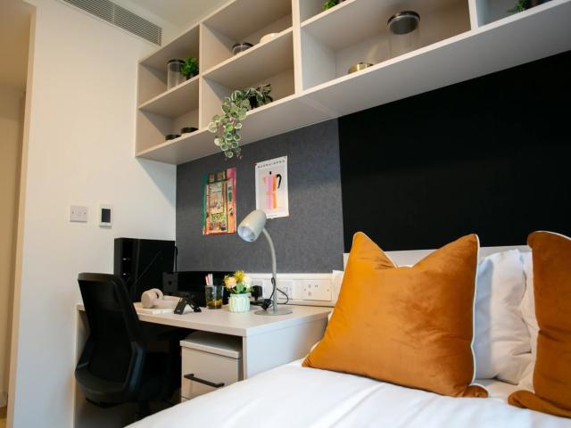 Room for rent in London Borough of Merton, Merton Park