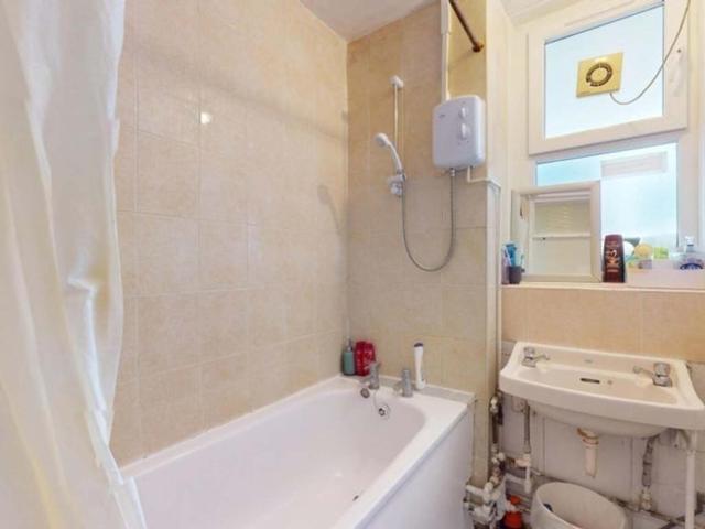 Room for rent in Poplar Grove, Greater London