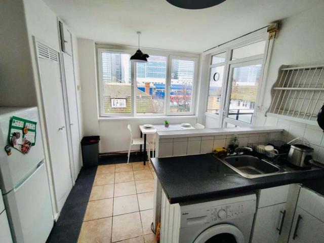 Room for rent in Poplar Grove, Greater London